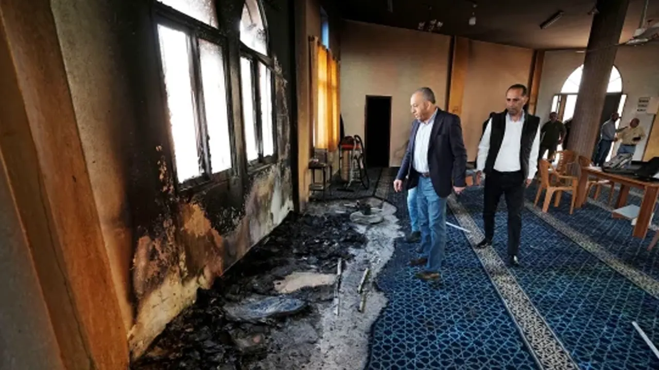 ফিলিস্তিনে মসজিদে আগুন, দেয়ালে ঘৃণাসূচক বার্তা লিখে গেল দখলদাররা